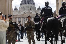 Último día para despedirse del papa Francisco: Roma se blinda para su funeral mientras los fieles abarrotan la plaza de San Pedro