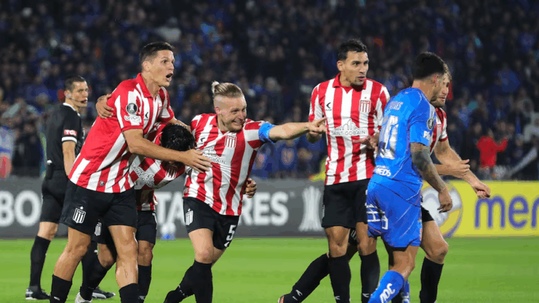 Goleó Estudiantes en Chile y es lider del grupo