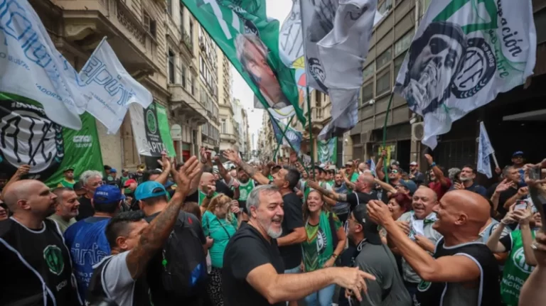 Los sindicatos festejaron la suspensión del decreto “anti huelga”: