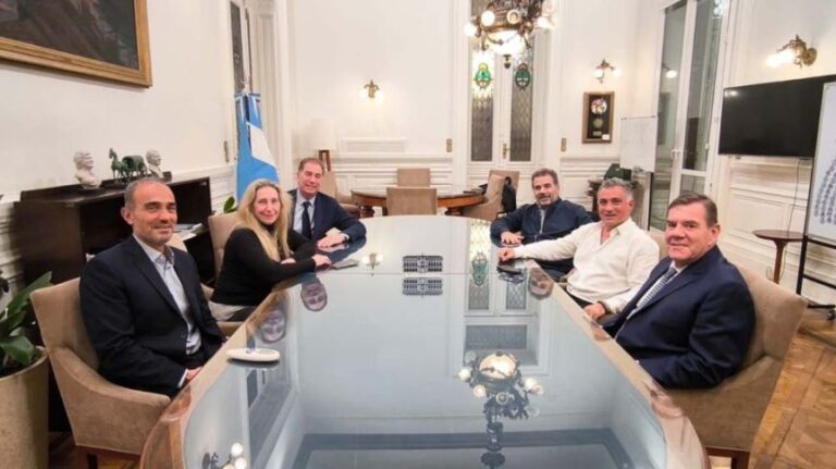 Con Cristina fuera de la cancha, el PRO y LLA recalculan rosca y campaña