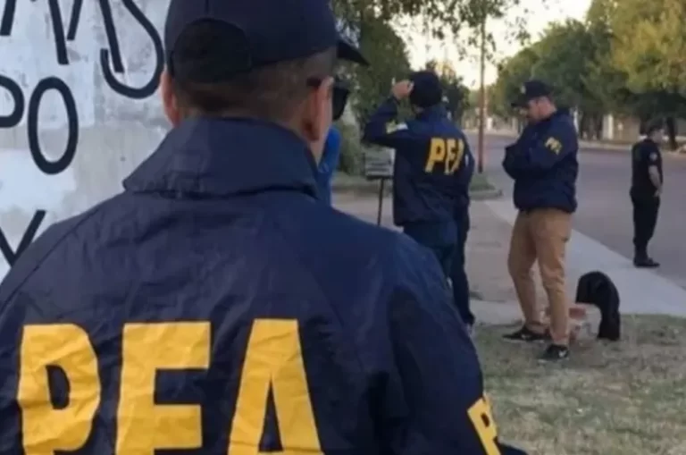 Un policía le disparó en la cabeza a un nene de 7 años que quedó en medio de un intento de robo