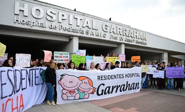 Los trabajadores del Hospital Garrahan desmienten el aumento que anunció el Gobierno