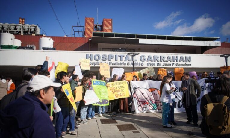 “Abrazo al Garrahan” por mejoras salariales y condiciones laborales