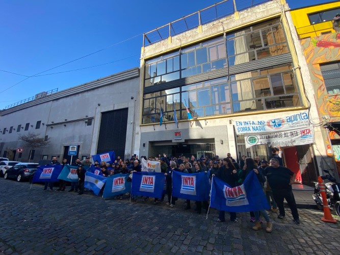 Trabajadores del INTA presentan amparo judicial contra el DNU que disuelve el organismo