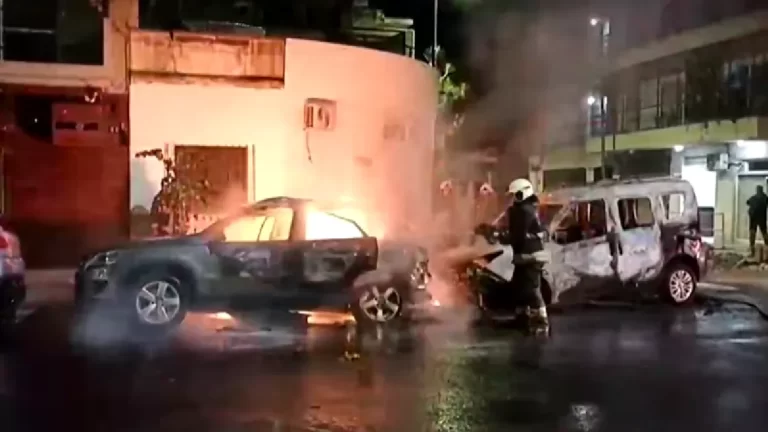 Un quemacoches incendió dos vehículos en Villa del Parque