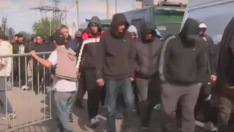 Identifican barrabravas de River en el acto de Milei