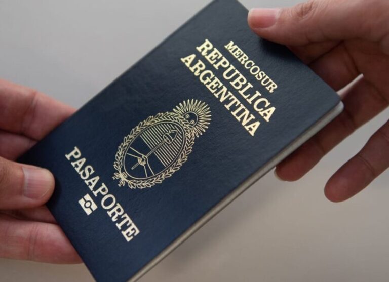 Denuncian fallas en miles de pasaportes argentinos y piden su devolución