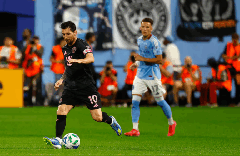 Con dos goles de Messi, Inter Miami aplastó 4-0 a New York City y se clasificó a los playoffs de la MLS