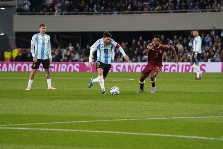 Argentina goleó 3-0 a Venezuela en la despedida de Messi como local en Eliminatorias