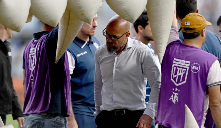 Pese a los insultos, Orfila resiste y sigue siendo técnico de Gimnasia