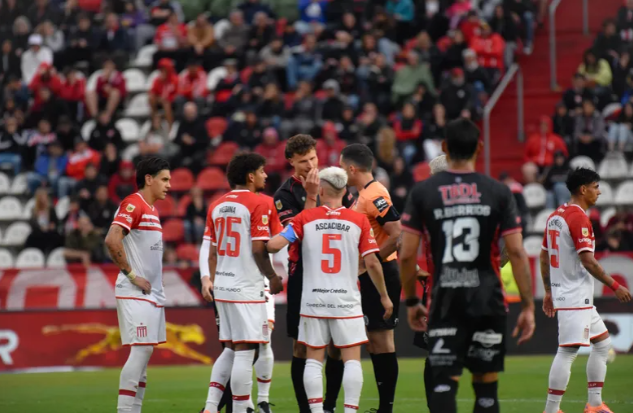 Estudiantes no pudo contra Barracas… ni el arbitraje