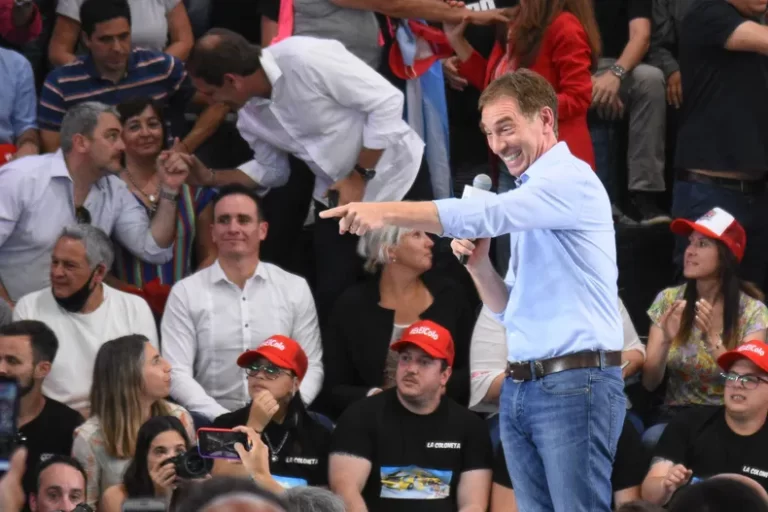 Santilli se pone al frente de la campaña de LLA y desembarca en La Plata