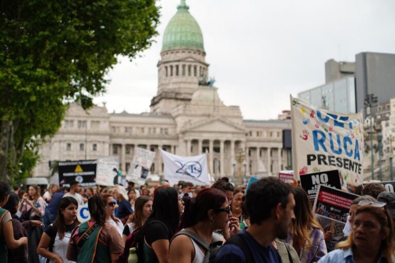 Tensión y empujones en el Congreso durante una nueva marcha de jubilados