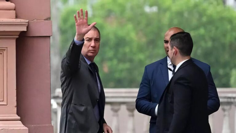 Milei reordena el gabinete por DNU: Santilli suma poder con Deportes y Renaper