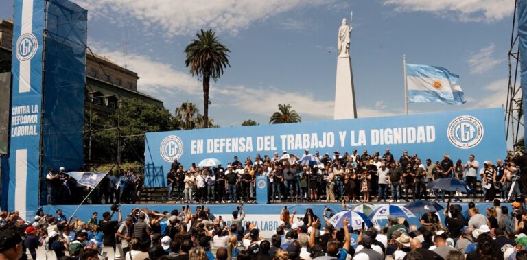 La CGT marchó en repudio a la reforma laboral y advirtió con un paro general