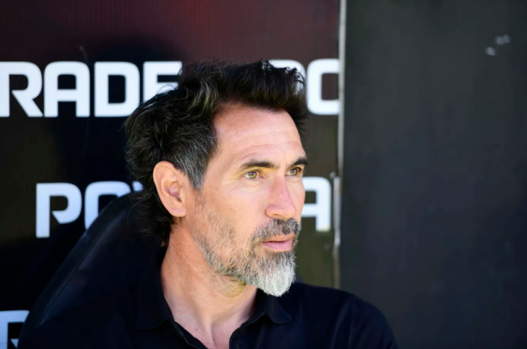 “Cinco títulos y el apasionado deseo de ir por más”: así confirmó Estudiantes la continuidad de Eduardo Domínguez como DT