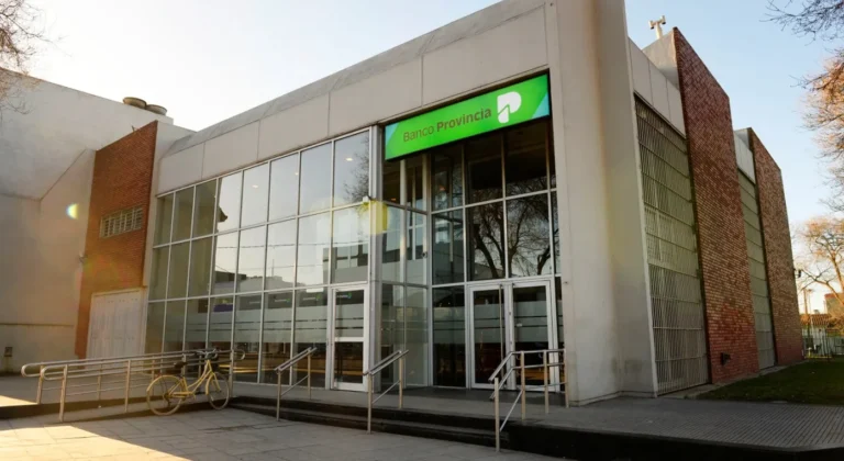 Arranca el horario de verano en los bancos bonaerenses: atenderán de 8 a 13 en 108 municipios