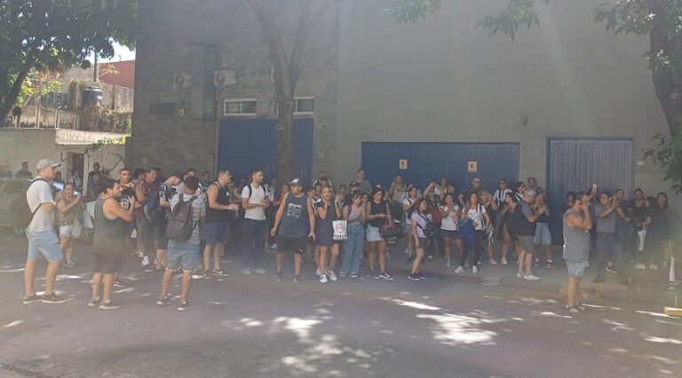 Crisis en la textil Cocot: 140 despidos, salarios en cuotas y protesta