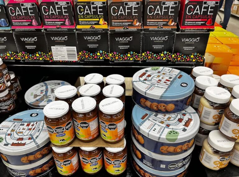 Las góndolas se llenaron de alimentos importados