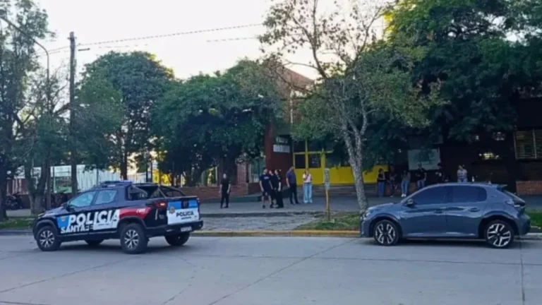 Conmoción en Santa Fe: un alumno entró armado al colegio, mató a tiros a un compañero e hirió a otros dos