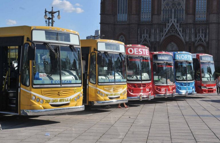La reducción de frecuencias de colectivos impacta en La Plata
