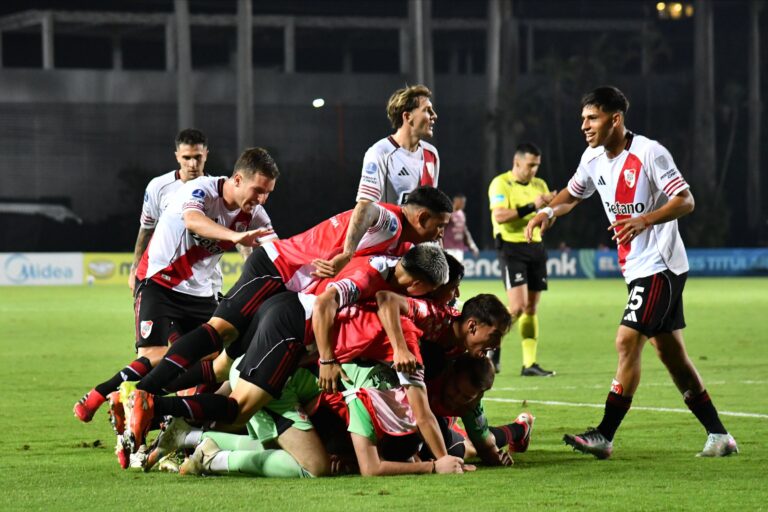Épico triunfo de River Plate ante Carabobo por la Sudamericana: ganó 2-1 sobre el final pese a jugar con Matías Viña como arquero