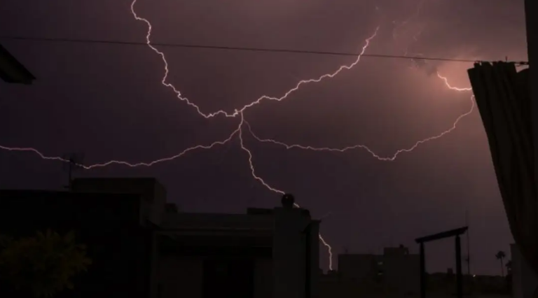 Las impactantes imágenes del temporal en Buenos Aires: granizo, ráfagas de viento y autos bajo el agua