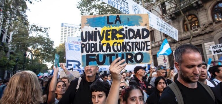 El Gobierno cuestiona la marcha universitaria y asegura que fue convocada por la oposición: “Es política”