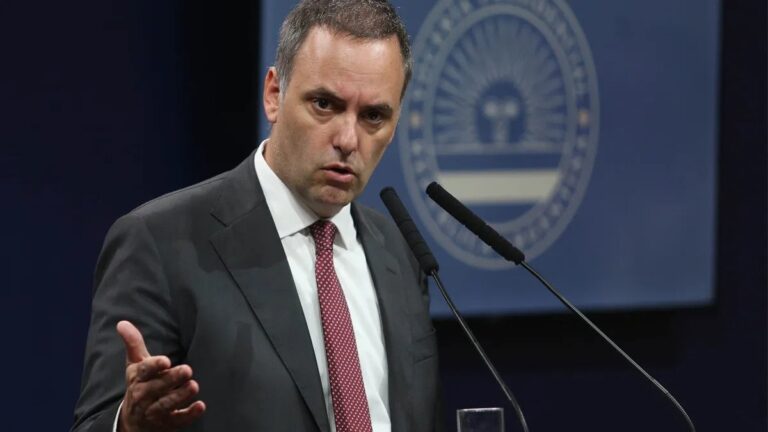 La renuncia de Adorni llegó a la prensa internacional
