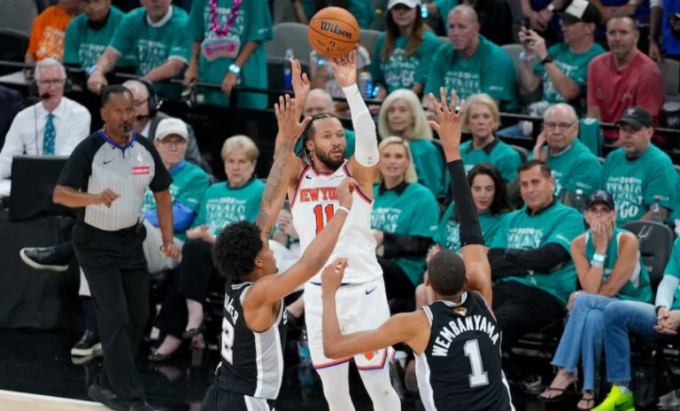 Los New York Knicks sorprendieron a San Antonio Spurs en el inicio de la final de la NBA