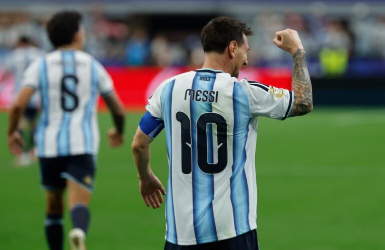 Messi, el fenómeno que ya no admite adjetivos: Argentina ganó y volvió a quedar abrazada a su leyenda