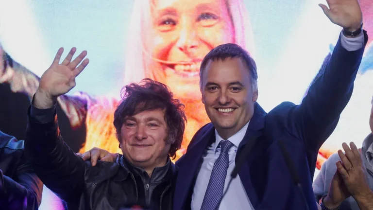 Malestar y desconcierto en el Gobierno por los videos que contradicen la explicación de Adorni sobre bitcoin