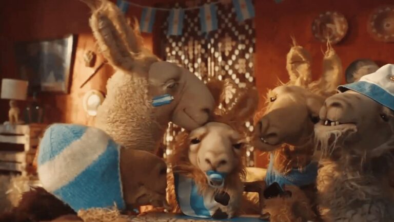Telecom revivió a la Llama Que Llama para chicanear a Adorni: «Si ganamos declaro la casa del country»