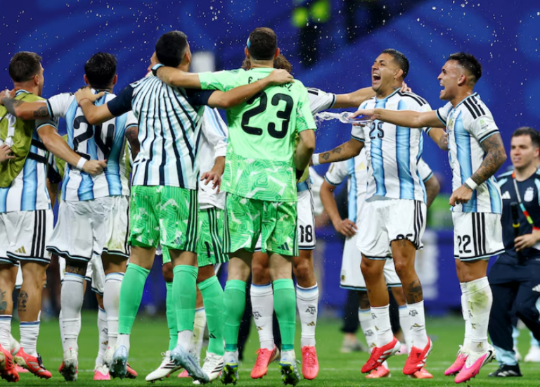 Argentina se levanta de la lona para tumbar a Egipto y sellar el pase a cuartos del Mundial