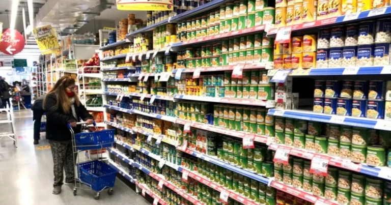 El Gobierno espera que la inflación de junio consolide la desaceleración y que el riesgo país vuelva a bajar