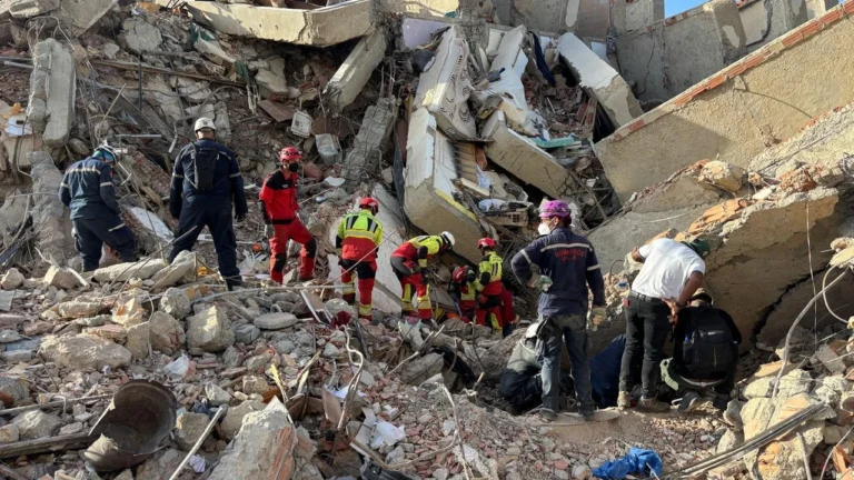 Venezuela entierra cuerpos no identificados tras los terremotos que dejan más de 3.000 muertos