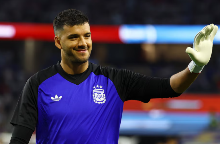 Gerónimo Rulli viaja a Manchester para la revisión médica: firmará contrato por dos años en el club de la Premier League