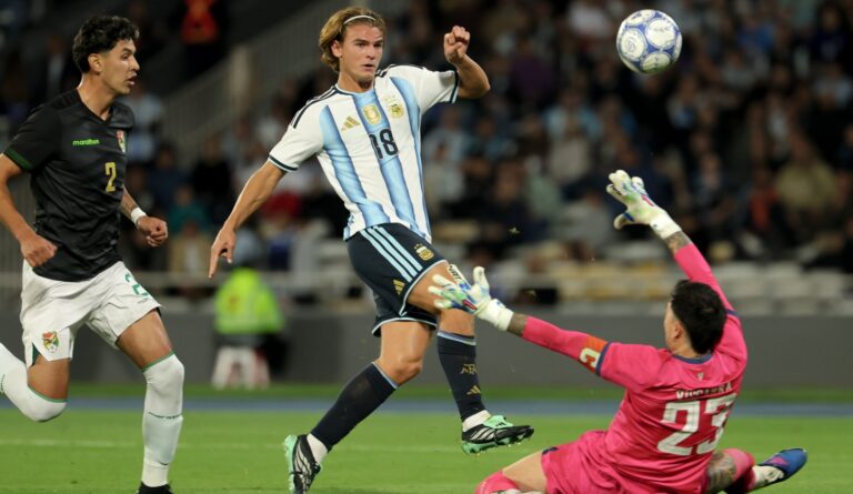 En la vuelta al ruedo, Argentina goleo a Bolivia